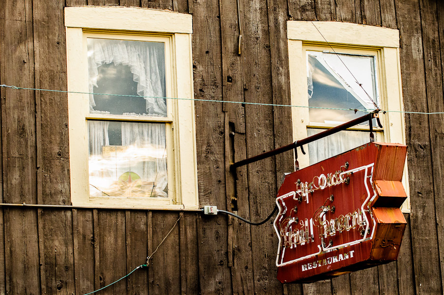 Ye Olde Trail Tavern - Photographer Alex Sablan